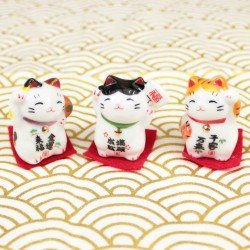 Trois minis chats maneki neko