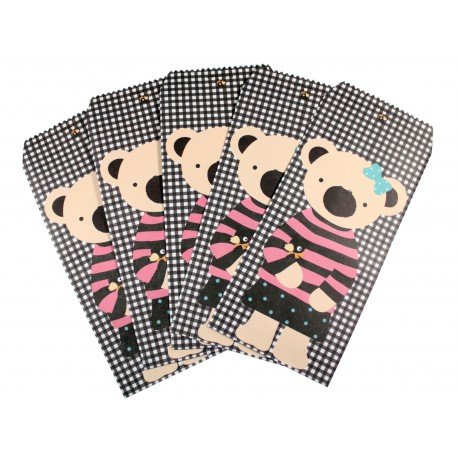 Pochette cadeau - Ourson beige en pull rayure rose et noir sur un fond à motif des carreaux noir et blanc
